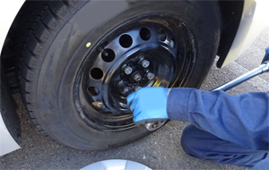 『タイヤの点検で脱輪防止』の写真