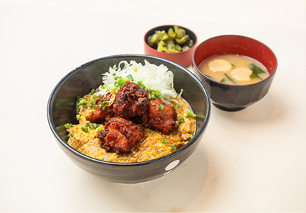 【埼玉県代表：深谷ねぎと唐揚げのあんかけ親子丼】東北道　鬼平江戸処　羽生PA（上り線）の写真