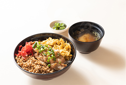 【千葉県代表：千葉県産ピーナッツ使用の炙り鶏丼】東関道　湾岸幕張PA（下り線）の写真