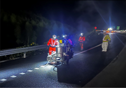 路面標示消去工　作業状況の写真