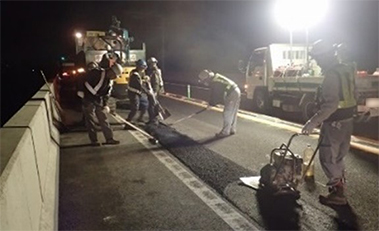 舗装工事　作業状況のイメージ画像