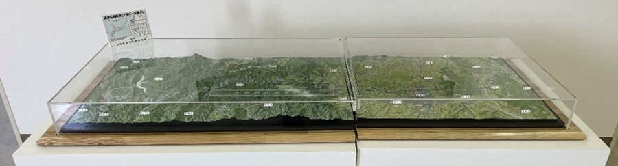 ③立体地図模型（ジオラマ）の写真