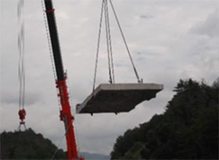 コンクリート床版撤去の写真