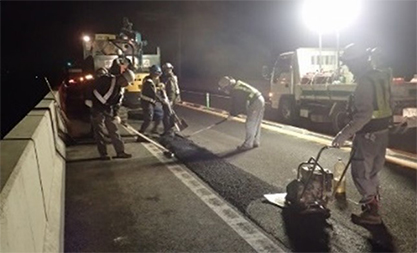 舗装工事　作業状況のイメージ画像