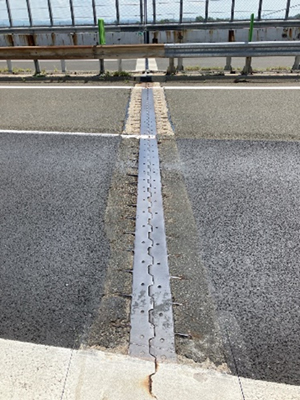 伸縮装置　損傷写真の写真