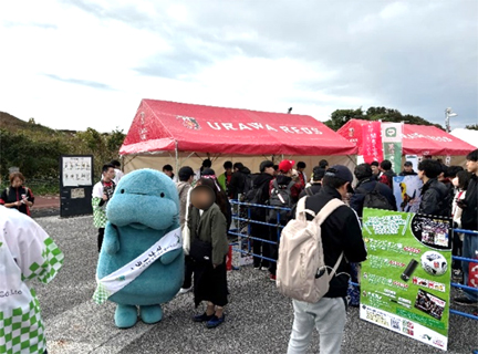 NEXCO東日本マナーアップキャラクター「マナーティ」「イカンザメ」とのグリーティングのイメージ画像