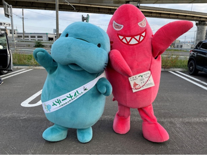 NEXCO東日本マナーアップキャラクター「マナーティ」「イカンザメ」とのグリーティングの写真
