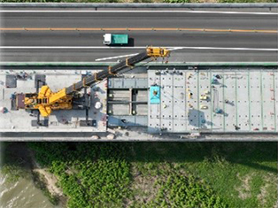 【新しい床版設置状況】の写真