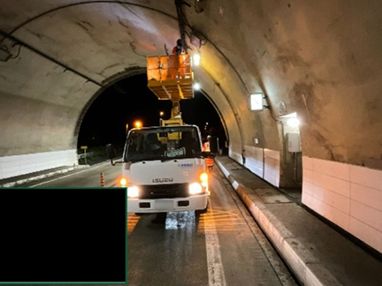 トンネル内設備点検写真のイメージ画像