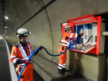 トンネル内設備点検写真の写真2