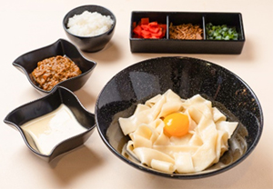 第3位：埼玉県代表　東北道　蓮田SA（下り線）ジャパンフードマネジメント株式会社「カレボナーラまぜうどん」の写真