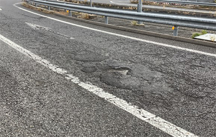 路面損傷状況の写真
