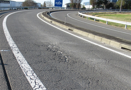 路面損傷状況の写真