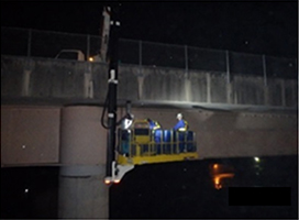 道路構造物点検　作業状況の写真