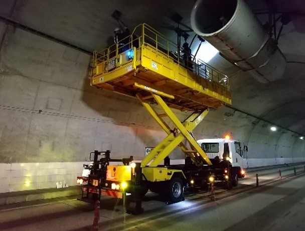 トンネル内照明設備構造点検の写真