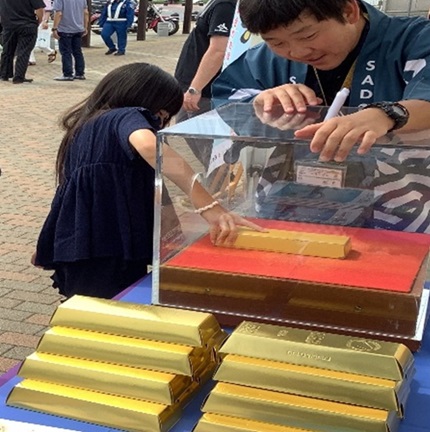金塊掴み体験の写真