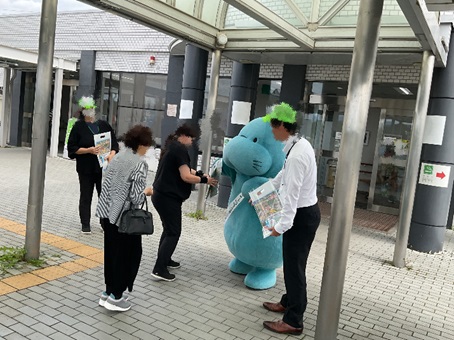 マナーティもノベルティ配布に参加！のイメージ画像