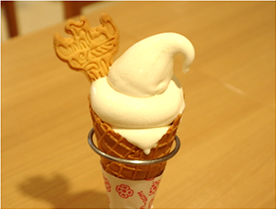 土器型クッキーをトッピングしたソフトクリームの写真