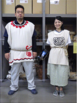 縄文衣装の着付け体験の写真