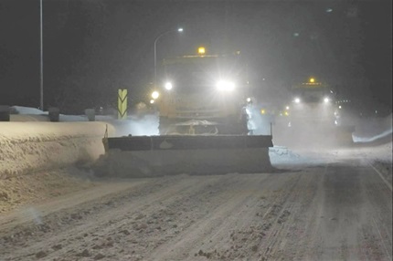 高速公路上除雪的照片