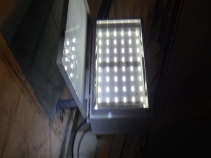 トンネル内照標識LED化作業の写真