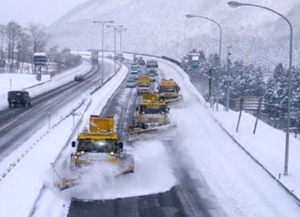 高速道路での除雪作業の写真