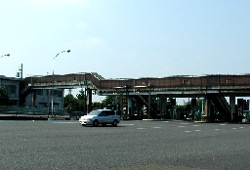 屋上通路の例（第三京浜道路 玉川本線料金所）の写真