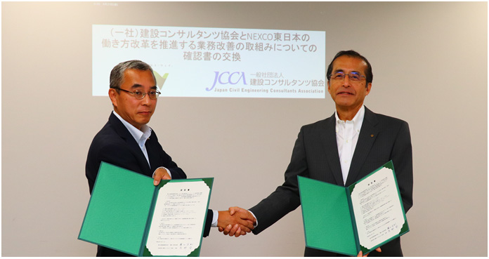 (Left) General Manager, Construction and Technology Division, Yokoyama NEXCO EAST (Right) Photo by Chairman Takano, Chairman of the Construction Consultants Association