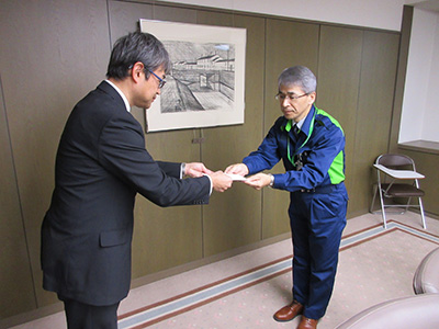 中野所長と武藤所長より義援金贈呈のイメージ画像