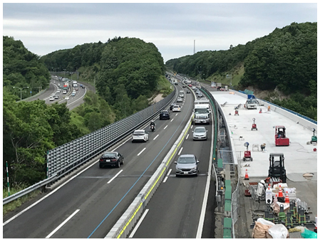 Image of [Status of operating two lanes for the Out-bound line (direction Sapporo)]
