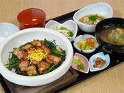 “ Sasai鸡肉和菠菜精神碗”照片的图像图像