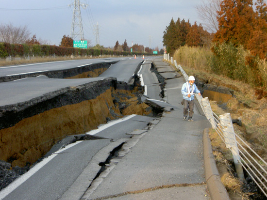 Joban Expressway Mito-Naka (In-bound line) Image of damage situation