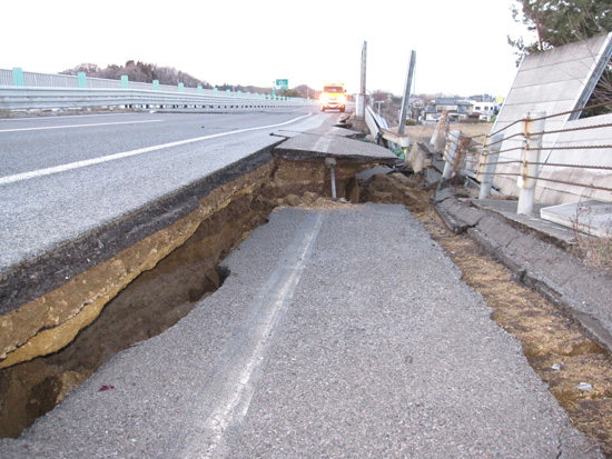 Tohoku Expressway Yabuki-Sukagawa (Out-bound line) Image of damage situation