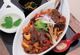 Hasekura Don（煮的牛舌配甜辣蔬菜番茄汁的图像图像）