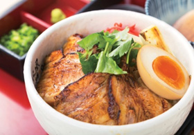 烤马饭的饭碗的图像图像