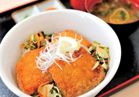 咸汤汤和饭碗的图像图像