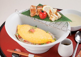 蓬鬆的脆皮親子（Oyako）-竹雞雞蛋（Taketori Ran）和森林雞（Shinrindori）Oyako-don的圖像圖像