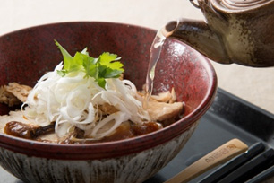 「赤城（あかぎ）鶏（どり）の鳥（とり）めし丼（どん）」のイメージ画像