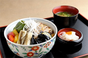 「魚沼（うおぬま）いろ鶏（とり）丼（どん）」のイメージ画像