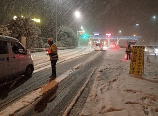 東北道 栃木ICタイヤチェックの様子のイメージ画像
