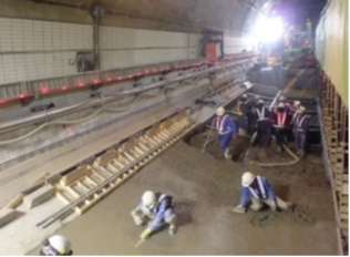 トンネルインバート設置工事の写真