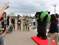 ภาพการแข่งขันกรรไกรกระดาษกับตัวละครในท้องถิ่น