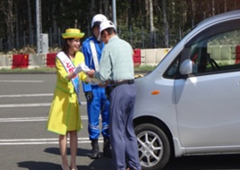 地域のキャンペーンガールや幼稚園児も参加します。のイメージ画像