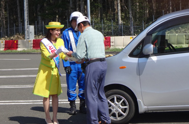 お客さまに啓発グッズを配布して安全運転を呼びかけます。のイメージ画像