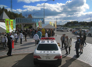 高速道路交通警察隊パトロールカーの展示のイメージ画像