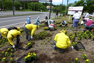 登別東IC及び「歓迎鬼像」花壇への花植えについての写真2