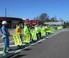 Photo 1 of the road safety campaign jointly with the Hokkaido police, local kindergarten / elementary school students, social welfare corporations, and local governments.