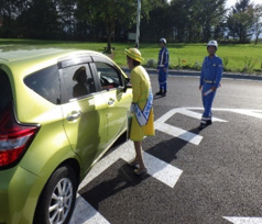 北海道警察や地元の幼稚園生・小学生、社会福祉法人、自治体と合同で交通安全キャンペーンの写真3