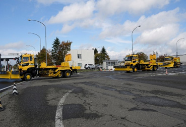 神事の後、作業車両が出動しますの写真