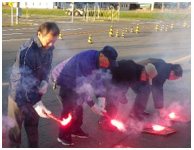 発炎筒の着火体験の写真